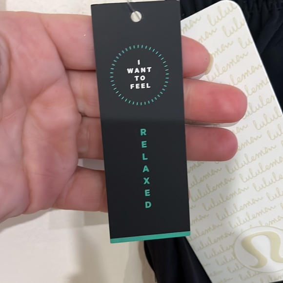 Lululemon black Spring Break Away Short II sz 6 NWT 2.5” inseam - Picture 4 of 6